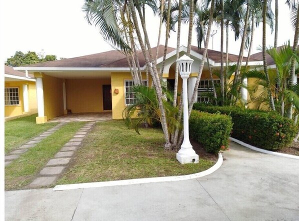 المنشأة من الخارج