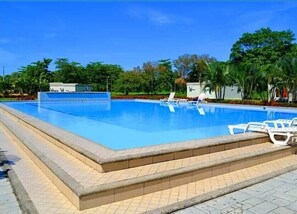 حمّام سباحة خارجي