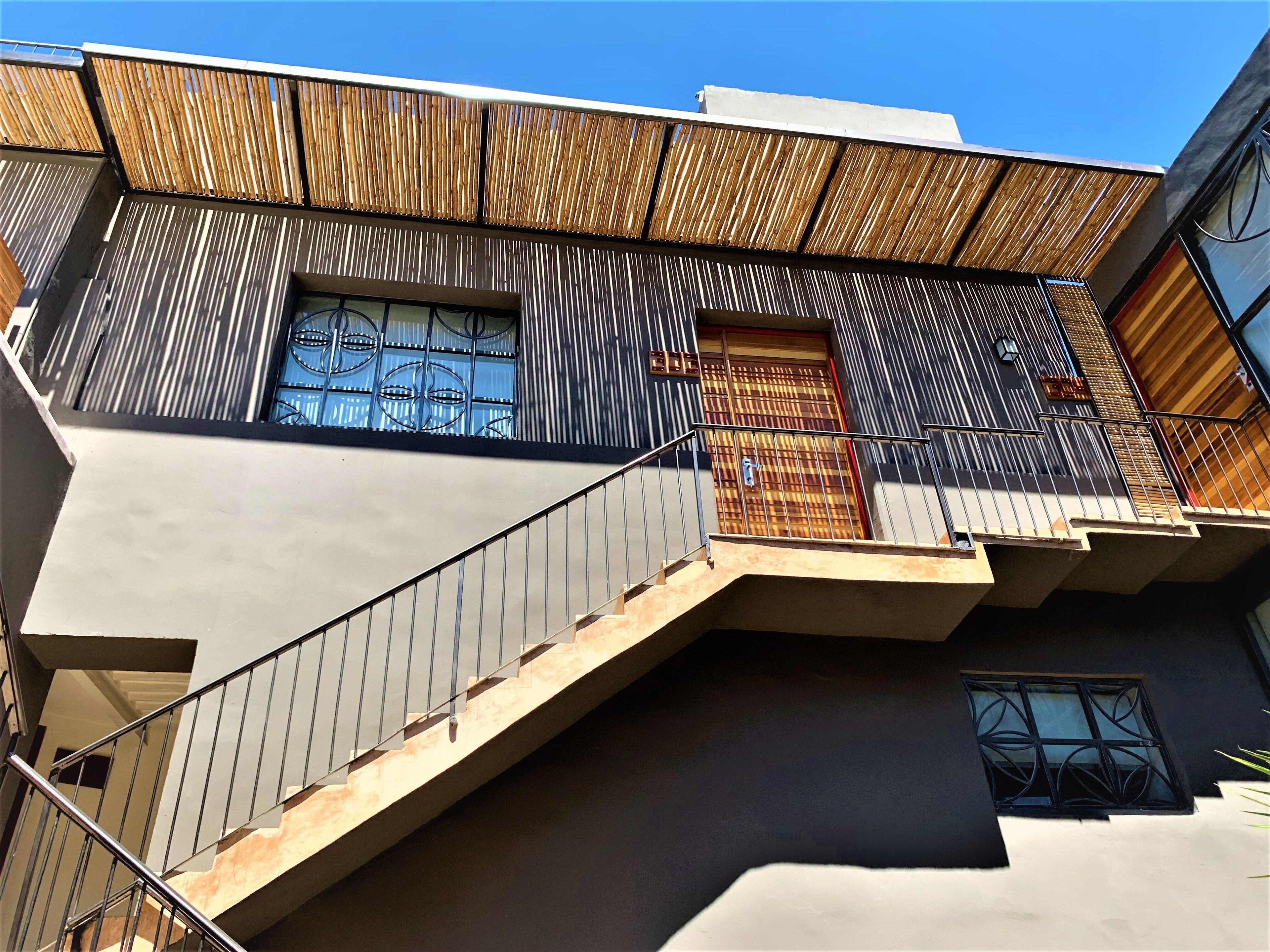 مكتب وستائر تعتيم ومكواة/لوح كي وواي فاي مجانًا