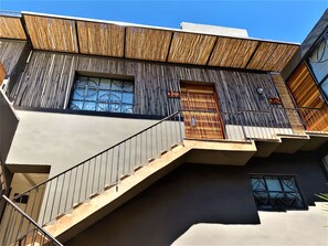 Deluxe Δωμάτιο, 1 King Κρεβάτι, Μη Καπνιστών | Γραφείο, κουρτίνες συσκότισης, σίδερο/σιδερώστρα, δωρεάν Wi-Fi 