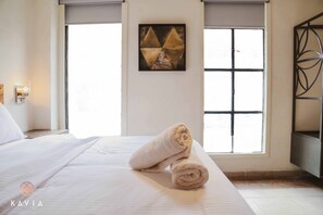 Room, 1 King Bed, Non Smoking | Desk, blackout drapes, iron/ironing board, free WiFi - Hotel Urban (Mérida)