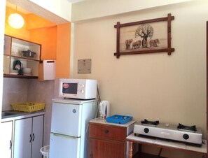 Fridge, microwave, oven, stovetop - Studio Apartment Samra B1  (Kilimani)