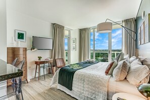 1 bedroom, in-room safe, desk, iron/ironing board - Spectacular Corner Deluxe Studio Free Park & Pool (Miami)