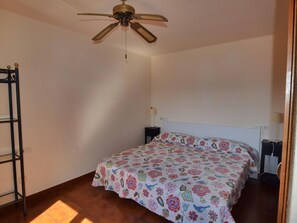 3 bedrooms, iron/ironing board, internet, bed sheets