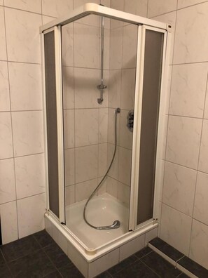 Komfortbadewanne, Regendusche, kostenlose Toilettenartikel, Haartrockner