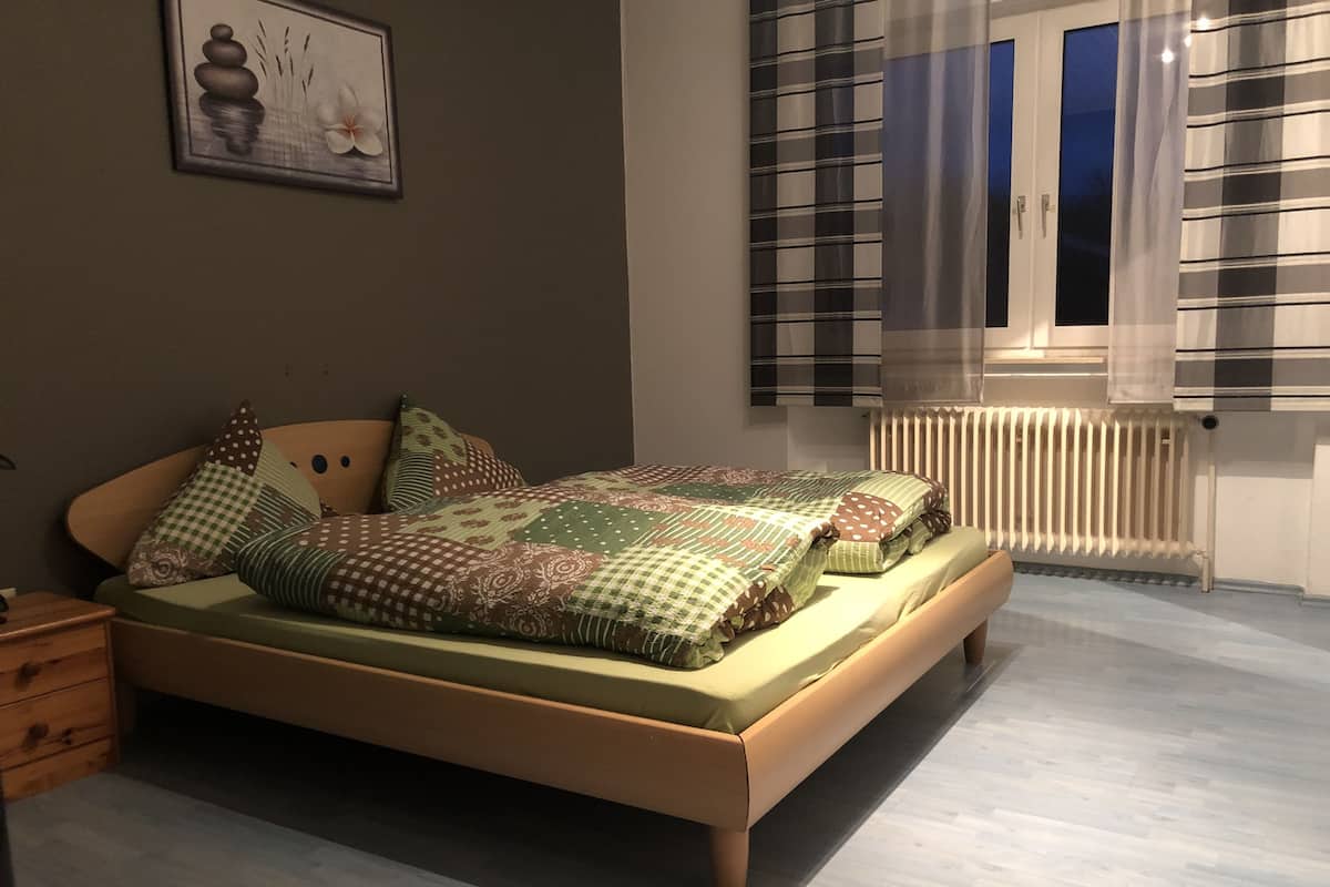Habitación básica con 1 cama matrimonial o 2 individuales, vista a la ciudad | Ropa de cama hipoalergénica, escritorio y cortinas blackout