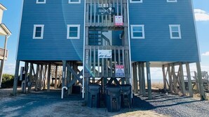 Il s’agit d’une structure en bois à deux étages, dotée d’un escalier central, portant le numéro 138, et affichant les panneaux « SERENGETEE » et « LOCATION ».
