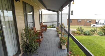 Roshy's Retreat ~ sea views off deck - Off Peak Special!