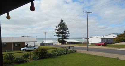 Roshy's Retreat ~ sea views off deck - Off Peak Special!