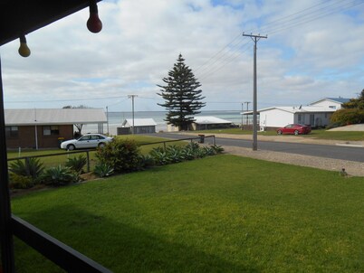 Roshy's Retreat ~ sea views off deck - Off Peak Special!