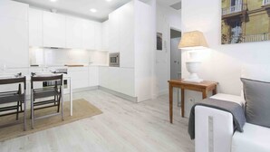 Un apartamento moderno con cocina, comedor y sala de estar.