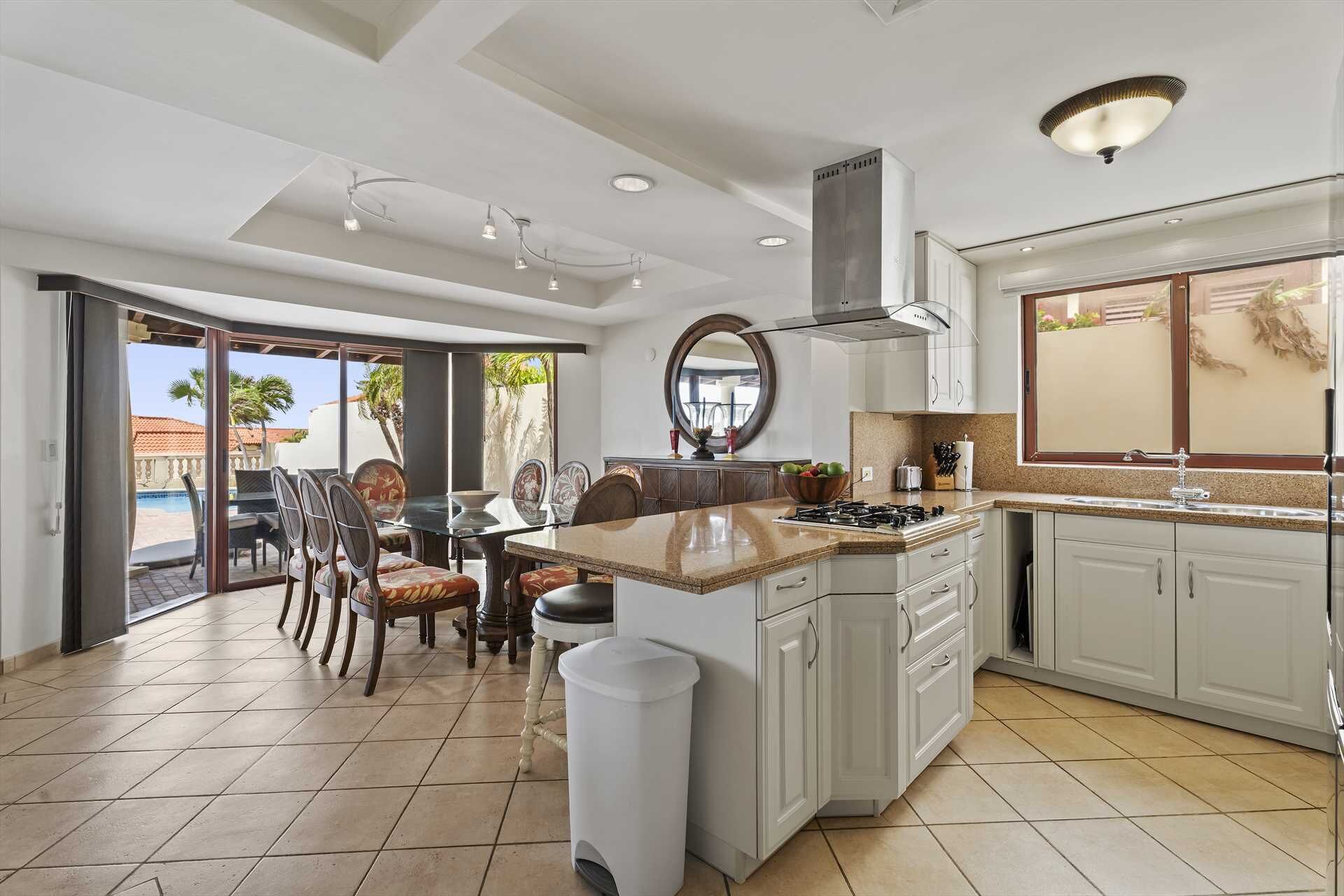 Kylskåp, mikrovågsugn, ugn och spishäll