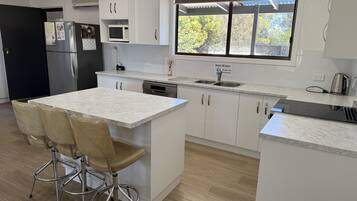 Jääkaappi, mikroaaltouuni, uuni, liesi