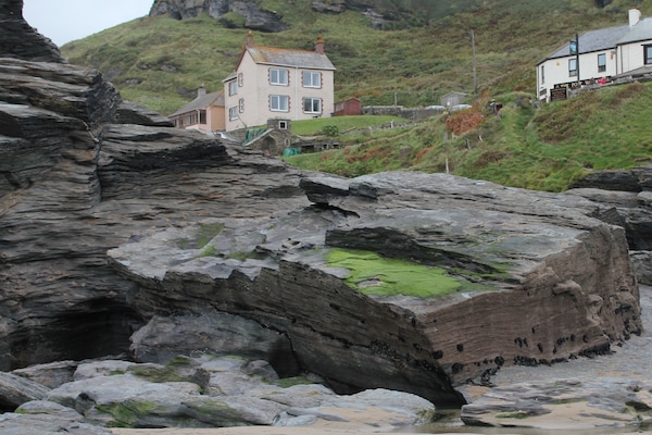 Tredennis sits looking out over Trebarwith Strand beach towards Gull Rock