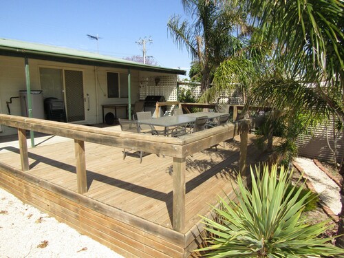 Ramsay's Retreat -Short walk to main street and beach!