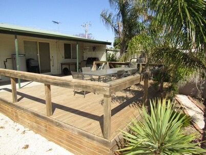 Ramsay's Retreat -Short walk to main street and beach!