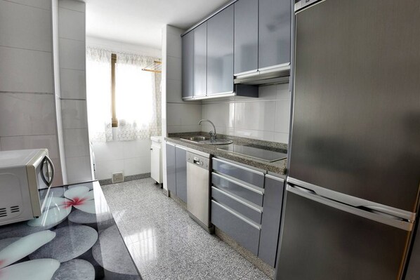 Frigorífico, microondas, placa de cocina y lavavajillas