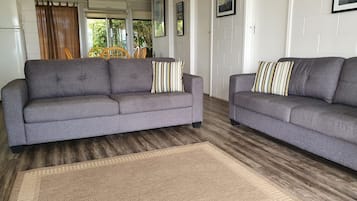 Una televisión, un reproductor de DVD