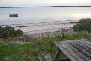 På stranden