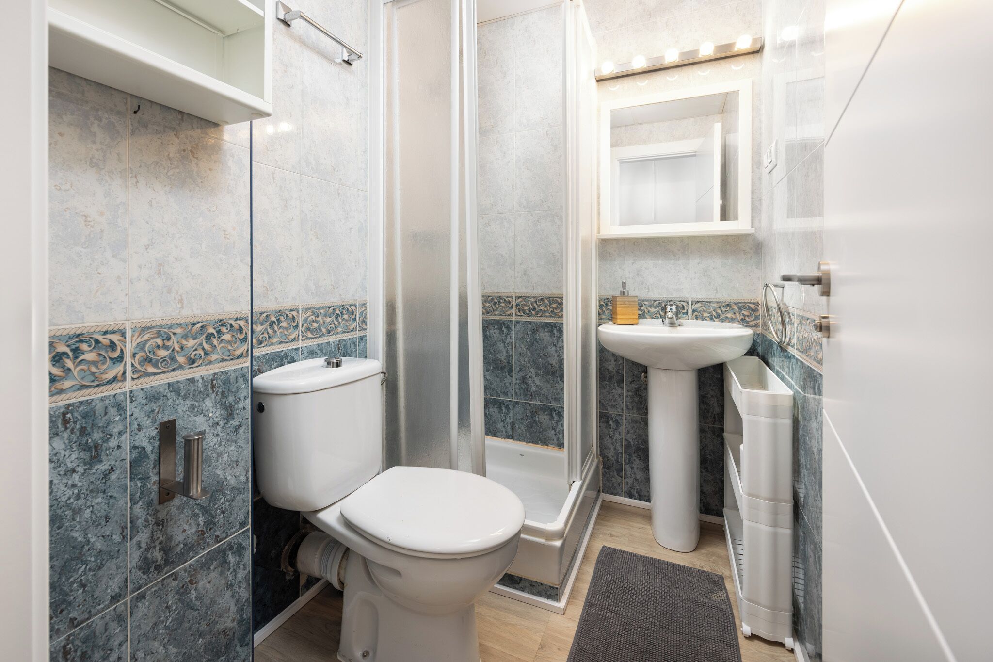 Een douche, een haardroger, handdoeken