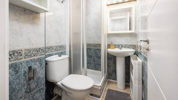 Een douche, een haardroger, handdoeken