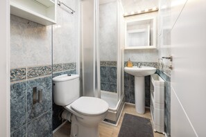 Een douche, een haardroger, handdoeken