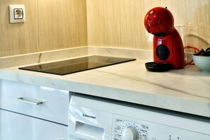 Mikrovågsugn, spishäll, kaffe- och tebryggare och grytor/köksredskap