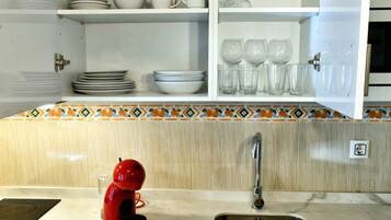 Een microgolfoven, een kookplaat, een koffiezetapparaat/waterkoker