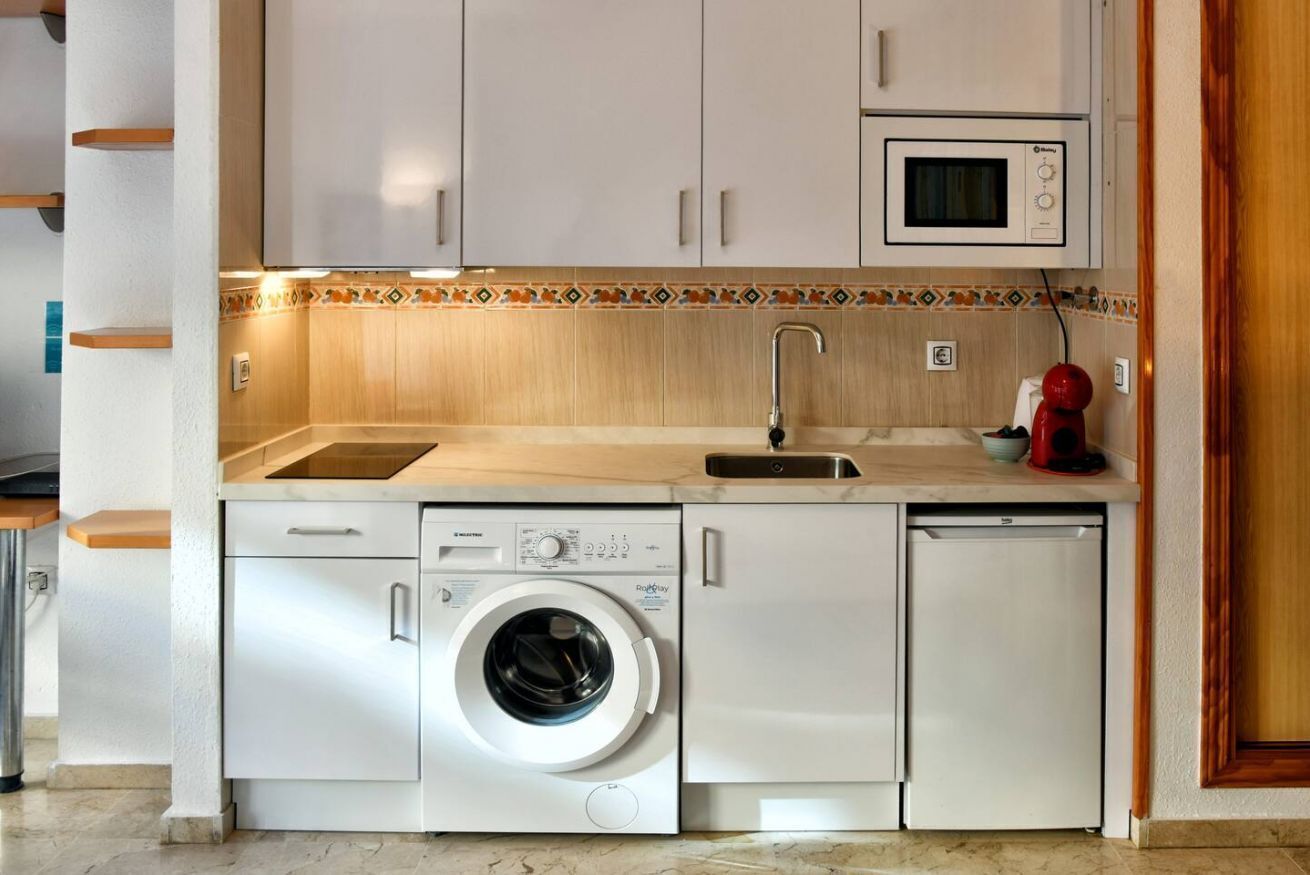 Mikrobølgeovn, kokeplater, kaffetrakter/tekoker og kjøkkenutstyr