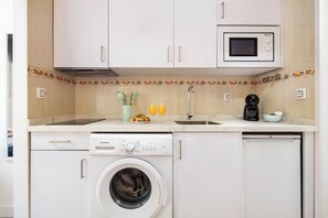 Een magnetron, een kookplaat, een koffiezetapparaat/waterkoker