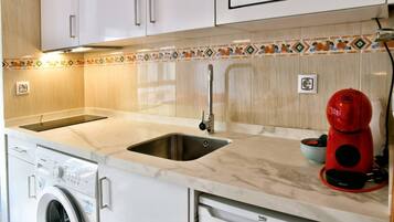 Een microgolfoven, een kookplaat, een koffiezetapparaat/waterkoker