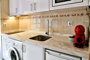 Micro-ondes, plaque de cuisson, cafetière/bouilloire