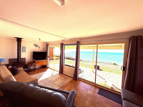 TV, DVD player. Dot n Pats ~ Absolute Beachfront! Free Wifi