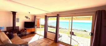 Dot n Pats - Absolute Beachfront