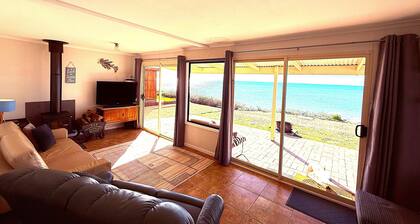 Dot n Pats ~ Absolute Beachfront! Free Wifi