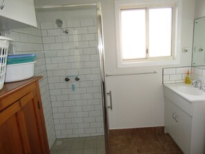 Shower, towels - Dot  n  Pats  ~   Absolute Beachfront!  Free Wifi (Corny Point)
