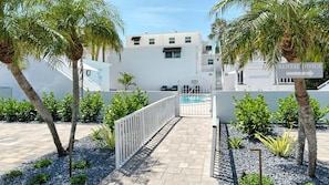 Utendørsbasseng og et oppvarmet basseng