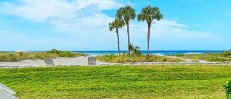 På stranden, solsenger og strandhåndklær