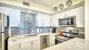 Refrigerador, microondas, horno y parrilla de estufa 