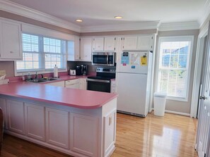 Fridge, microwave, oven, stovetop - Victoria / 110 Salicornia: Spacious 4-Bedroom Retreat at Holden Beach! (Holden Beach)