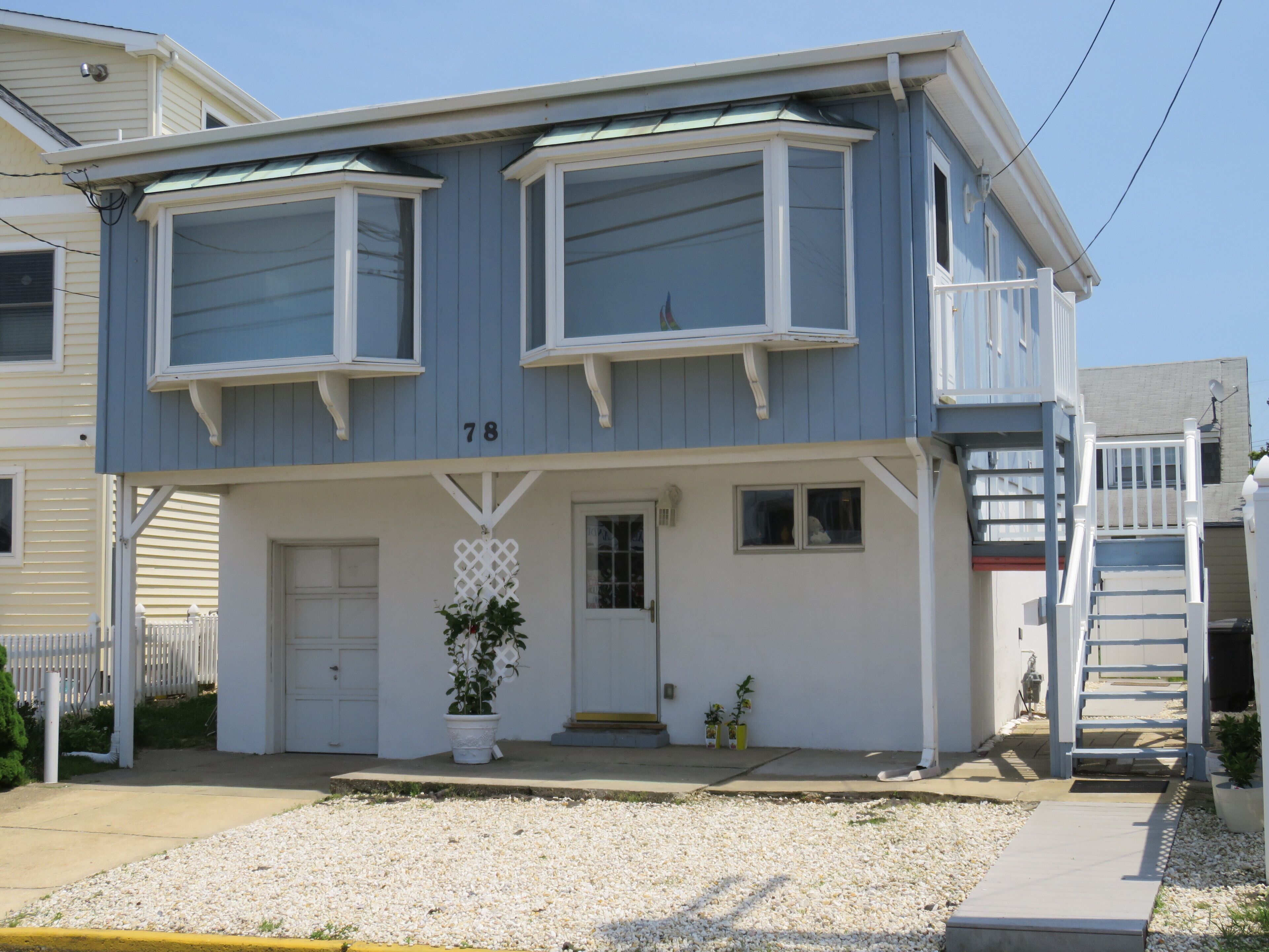 ATTENTION-Families & Retirees! 1 block to beach & boardwalk! Clean & Convenient!
