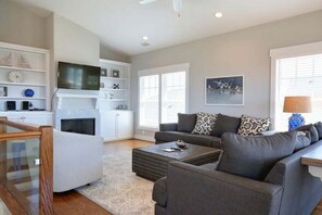 TV, fireplace