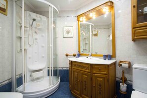 Baignoire, sèche-cheveux, serviettes fournies