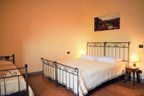 2 slaapkamers, een bureau, een strijkplank/strijkijzer, gratis wifi