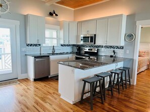 Een koelkast, een magnetron, een oven, een kookplaat