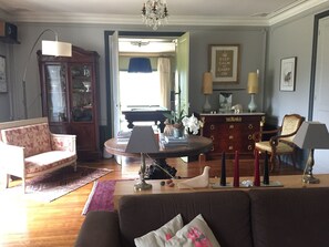 Älytelevisio, takka, DVD-soitin, kirjoja