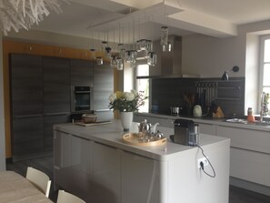 Kjøleskap, mikrobølgeovn, ovn og kokeplater