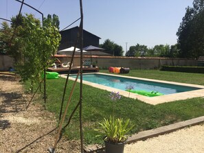 Utendørsbasseng og et oppvarmet basseng