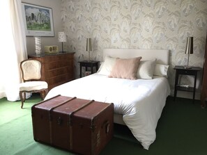 9 makuuhuonetta, työpöytä, äänieristys, silitysrauta/-lauta