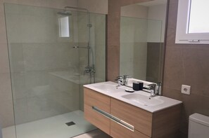 Douche, sèche-cheveux, serviettes fournies